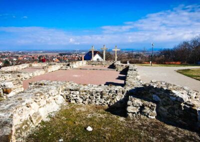 Budakalász, Kálvária-domb, Árpád-kori templomrom